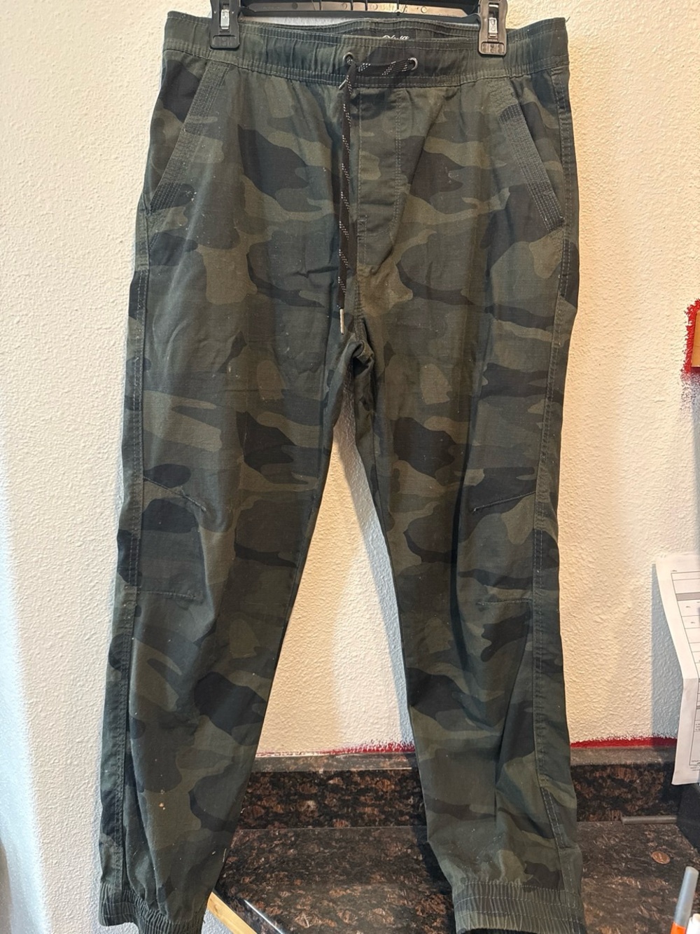 Plugg Men's Olive Green Camo Sweatpants